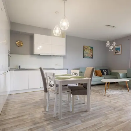 Sunny With A Balcony & Parking Close To The By Renters Appartement