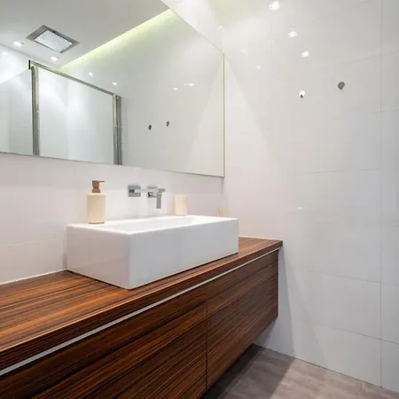 Sunny With A Balcony & Parking Close To The By Renters Appartement